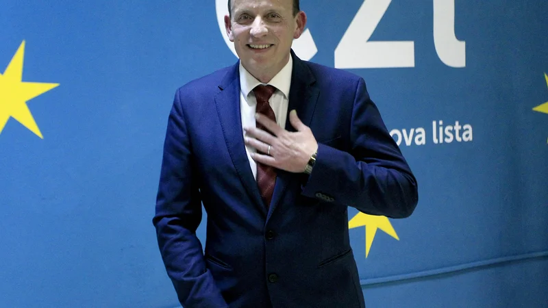 Fotografija: Bojana Šrota je v videu, posnetem kar v gimnaziji, podprl ravnatelj Anton Šepetavc. FOTO: Roman Šipić