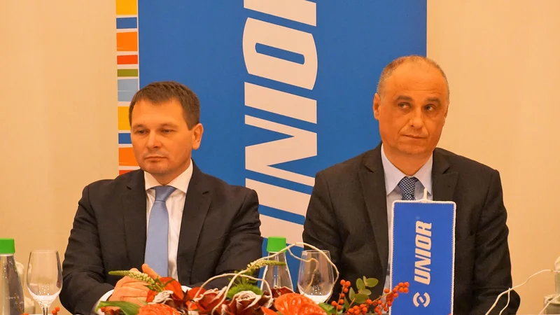 Fotografija: Predsednik uprave Uniorja Darko Hrastnik (desno) je na novinarski konferenci, ko so končno povedali, kaj se je dogajalo konec oktobra, dejal, da znakov izpostavljenosti, kot so izpuščaji in kašelj, zaposleni niso kazali, tudi zdravniki v kraju tega niso zaznali. FOTO: arhiv Dela