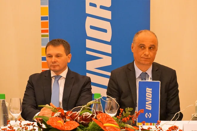 Predsednik uprave Uniorja Darko Hrastnik (desno) je na novinarski konferenci, ko so končno povedali, kaj se je dogajalo konec oktobra, dejal, da znakov izpostavljenosti, kot so izpuščaji in kašelj, zaposleni niso kazali, tudi zdravniki v kraju tega niso zaznali. FOTO: arhiv Dela
