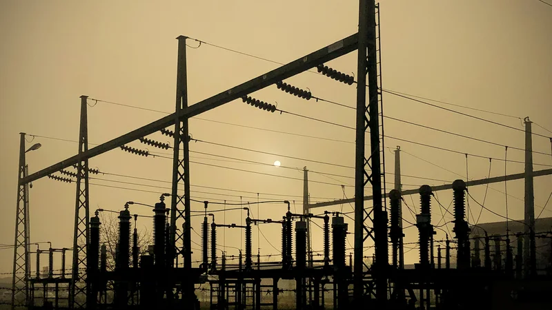 Fotografija: Uredba določa mehanizem oblikovanja cene električne energije za potrebe dobave električne energije poslovnim odjemalcem za leto 2023, in to le za pogodbe o dobavi, sklenjene v obdobju od dneva uveljavitve te uredbe do vključno 31. decembra 2022. FOTO: Jure Eržen/Delo