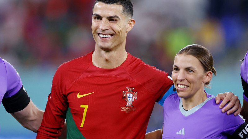 Fotografija: Nasmejani Cristiano Ronaldo ob Stephanie Frappart, ki je kot četrta sodnica sodelovala na dvobojih skupinskega dela SP 2022 med Portugalsko in Gano ter Poljsko in Mehiko. FOTO: Hannah Mckay/Reuters
