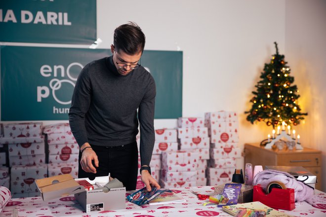 Iz Tovarne božičnih daril bo letos odpotovalo več kot tisoč paketov.

FOTO: društvo Enostavno pomagam
