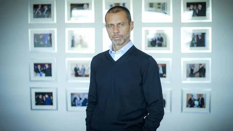 Fotografija: Aleksander Čeferin je pohvalil Ukrajince, ki kljub vojni v svoji državi še vedno igrajo nogomet. FOTO: Jože Suhadolnik/Delo