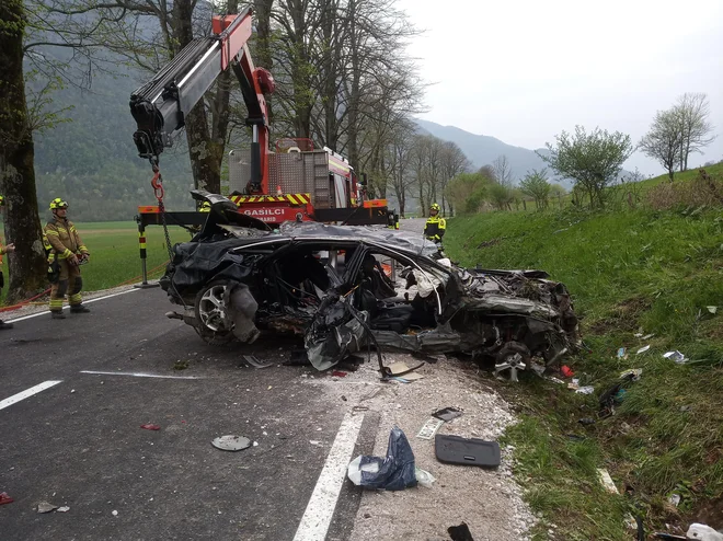 Voznika so gasilci s tehničnim posegom rešili iz zvite pločevine. FOTO: PGD Kobarid