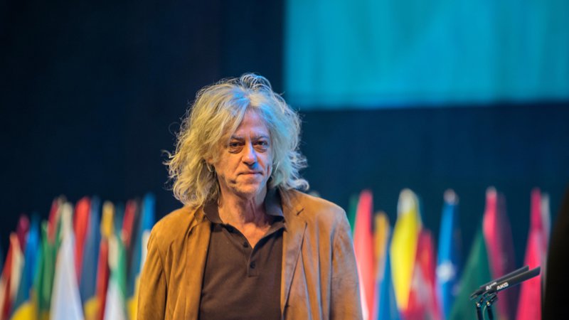 Fotografija: Znani glasbenik Bob Geldolf je skupino Just Stop Oil označil za bistro že oktobra letos, ko sta mladenki v londonski Narodni galeriji v znamenito sliko sončnic Vincenta Van Gogha zabrisali paradižnikovo juho. FOTO: Shutterstock 
