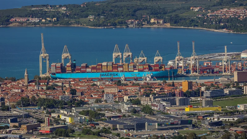 Fotografija: V Luki Koper so ugodnosti ekonomske cone v koprskem pristanišču nekaj let s pridom izkoriščali, predvsem v zadnjih letih pred prenehanjem njenega obstoja pa posebnih učinkov zaradi tega niso imeli. FOTO: Črt Piksi/Delo