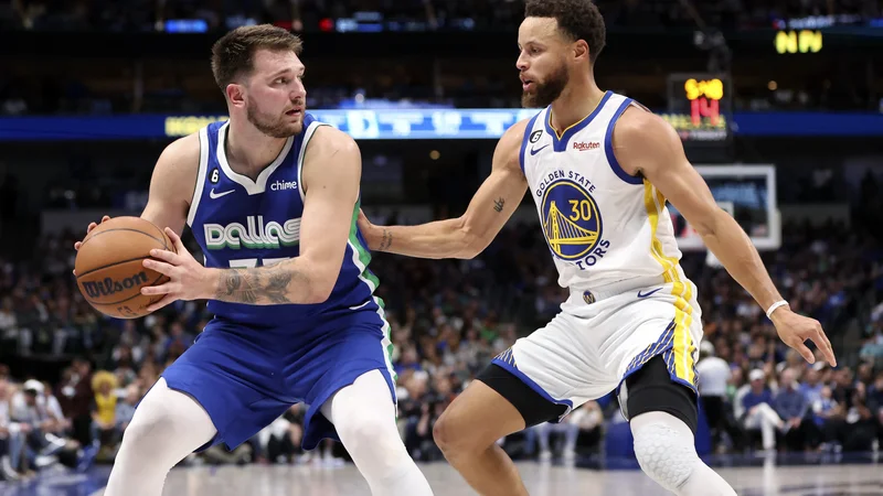 Fotografija: Luka Dončić in Stephen Curry (desno) sta se udarila na vso moč. FOTO: Kevin Jairaj/USA Today Sports
