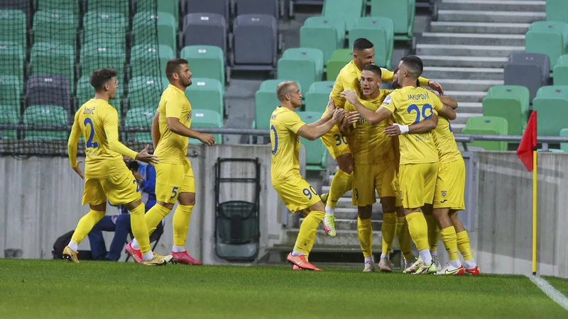 Fotografija: Domžalčani so v svojo korist odločili lokalni derbi. FOTO: Jože Suhadolnik/Delo