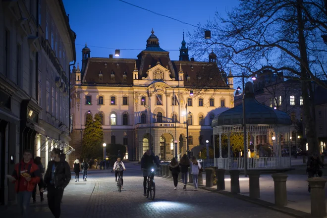 Po novem ne bodo ocenjevali le strogo znanstvene vrednosti raziskav, upoštevali bodo tudi prispevek k razvoju celotne družbe. FOTO: Jure Eržen/Delo
