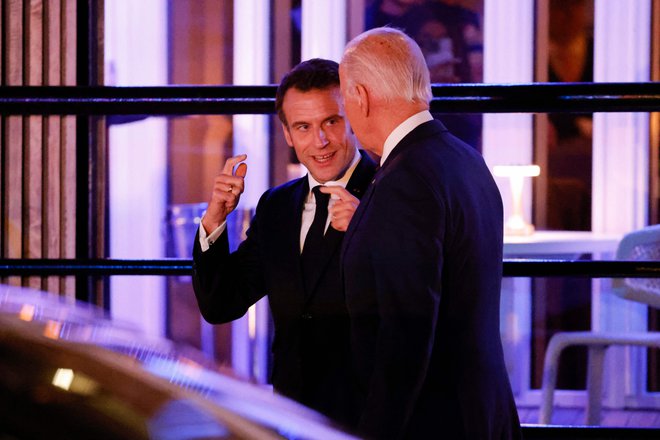 Francoski predsednik Emmanuel Macron in ameriški predsednik Joe Biden na poti v washingtonsko restavracijo. FOTO: Ludovic Marin/AFP
