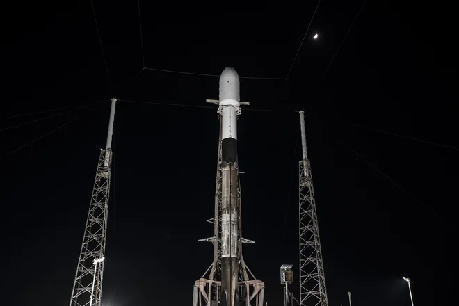 Falcon 9 na izstrelišču na Floridi, vendar naj bi ga zdaj odvlekli nazaj v hangar na natančne analize. FOTO: Spacex

