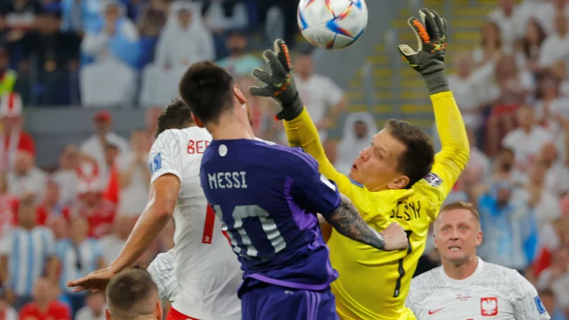 Fotografija: Wojciech Szczesny je izgubil zračni dvoboj z Lionelom Messijem, po katerem so sodniki sporno pokazali na belo točko, a je poljski vratar potem imenitno ubranil Argentičev strel z 11-m. FOTO: Odd Andersen/AFP