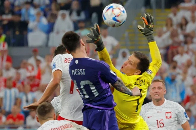 Wojciech Szczesny je izgubil zračni dvoboj z Lionelom Messijem, po katerem so sodniki sporno pokazali na belo točko, a je poljski vratar potem imenitno ubranil Argentičev strel z 11-m. FOTO: Odd Andersen/AFP
