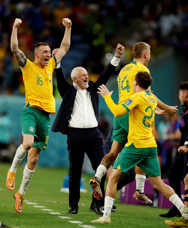 Selektor Graham Arnold slavi z varovanci po koncu tekme z Dansko. FOTO: John Sibley/Reuters