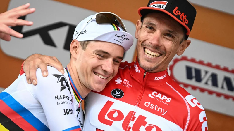 Fotografija: Remco Evenepoel (levo, ob njem Philippe Gilbert) je po pričakovanjih osvojil zlato kolo. FOTO: David Stockman/AFP