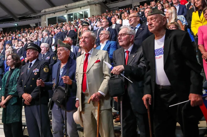 Dušan Puh na letošnji proslavi Vrnitve Primorske v portoroškem Avditoriju, med veterani v svetli obleki in z rdečo kravato. FOTO: Tomaž Primožič/FPA
