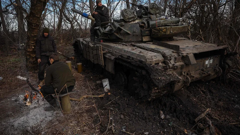 Fotografija: Ukrajinski vojaki na vzhodni fronti. FOTO: Anatolii Stepanov/AFP