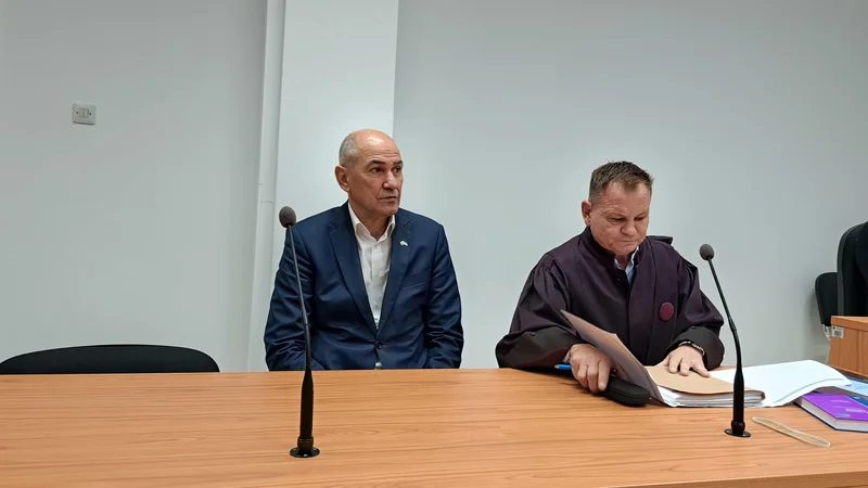 Fotografija: Janez Janša z zagovornikom Francijem Matozom ponovno na celjskem okrožnem sodišču in ponovno zaradi tvita. FOTO: Špela Kuralt/Delo