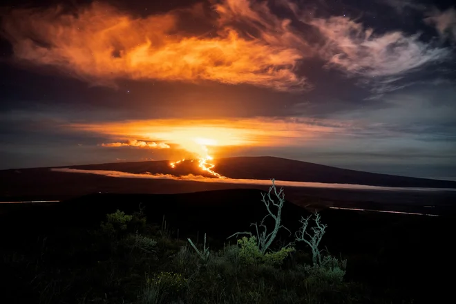 Na Havajih je po skoraj 40 letih mirovanja izbruhnil najvišji ognjenik na svetu, Mauna Loa (vrh je na 4100 metrih nadmorske višine). Izbruh je bil omejen zgolj na krater Moku'aweoweo, kar pomeni, da za zdaj za bližnje kraje ni nobene nevarnosti. Mauna Loa se nahaja na največjem otoku Veliki otok (Big Island) te ameriške zvezne države. Foto: Go Nakamura/Reuters