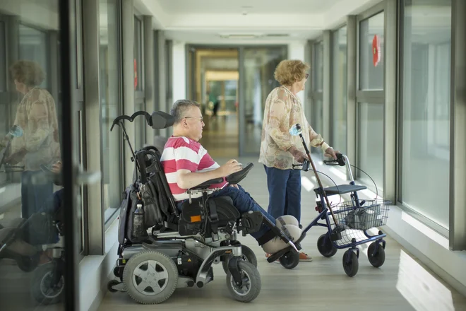 &raquo;Problem nedostopnosti je večplasten, zadeva številne stavbe v javni uporabi, z njim se je treba ukvarjati celostno, vendar so mogoče tudi nekatere hitre rešitve,&laquo; opozarja varuh Peter Svetina. Foto Jure Eržen
