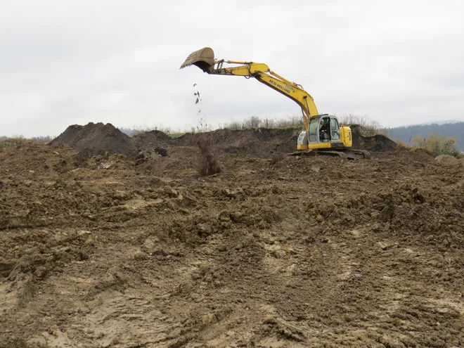 Do konca januarja morajo biti vsi inertni odpadki odloženi na občinska zemljišča. FOTO:&nbsp;Bojan Rajšek/Delo
