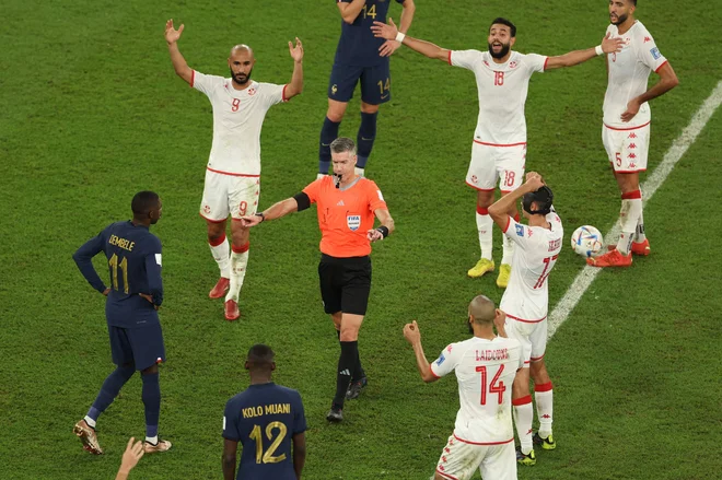 Novozelndski sodnik Matthew Conger je razveljavil Griezmannov zadetek, nato odpiskal konec tekme, a oglasil se je VAR. FOTO: Adrian Dennis/AFP
