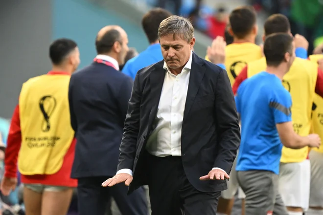 Selektor nogometne reprezentance Srbije Dragan Stojković Piksi v teh dneh na svojih plečih nosi težo kritik in pričakovanj celotnega naroda, ki mu sicer resnih skrbi zlepa ne zmanjka. Foto Andrej Isakovic Afp
