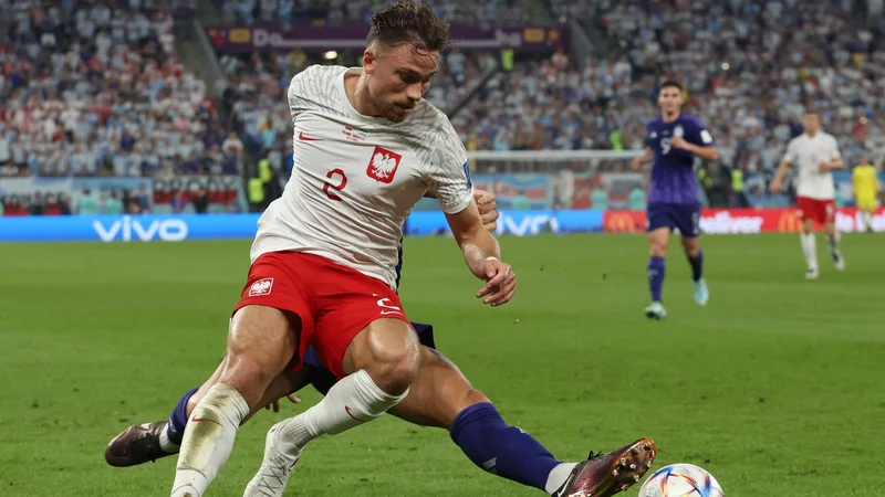 Fotografija: Argentina je v sredo nadigrala Poljsko (v belem dresu Matty Cash) in z zmago 2:0 osvojila prvo mesto v skupini C, Poljska pa je napredovala v osmino finala, ker je imela boljšo razliko v golih kot Mehika. FOTO: Amanda Perobelli/Reuters