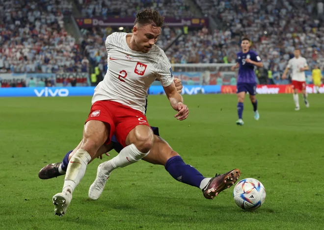 Argentina je v sredo nadigrala Poljsko (v belem dresu Matty Cash) in z zmago 2:0 osvojila prvo mesto v skupini C, Poljska pa je napredovala v osmino finala, ker je imela boljšo razliko v golih kot Mehika. FOTO: Amanda Perobelli/Reuters