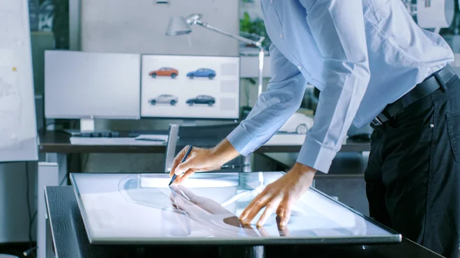 Modelska politika v Evropi se je v zadnjem obdobju precej spremenila, mnogi vrsto let nepogrešljivi avtomobili se umikajo. Nove načrtujejo predvsem električne. Foto: Shutterstock