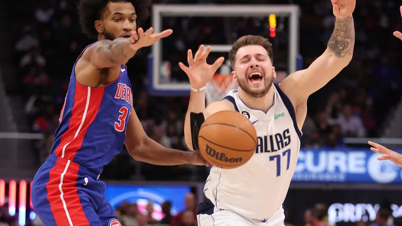 Fotografija: Marvin Bagley III v dvoboju z Luko Dončićem v dvorani Little Caesars Arena. FOTO: Gregory Shamus/AFP