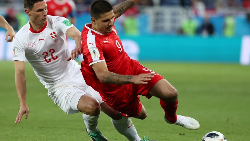 Fotografija: Švica je v 2. kolu skupinskega dela SP v Rusiji leta 2018 v Kaliningradu premagala Srbijo z 2:1. Aleksandar Mitrović (desno) je v prvem polčasu zadel za vodstvo Srbov. FOTO: Reuters