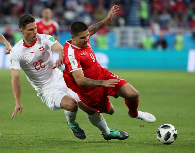 Švica je v 2. kolu skupinskega dela SP v Rusiji leta 2018 v Kaliningradu premagala Srbijo z 2:1. Aleksandar Mitrović (desno) je v prvem polčasu zadel za vodstvo Srbov.&nbsp;FOTO: Reuters
