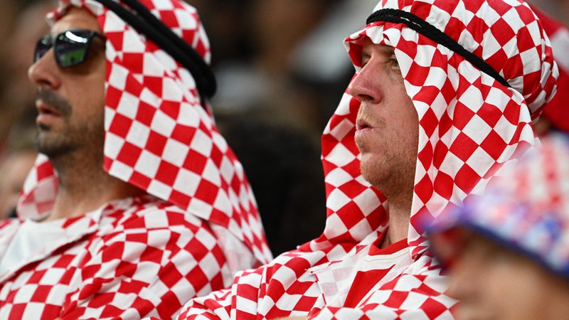 Fotografija: V Katarju so pritegnili posebno pozornost hrvaški navijači. FOTO: Gabriel Bouys/AFP
