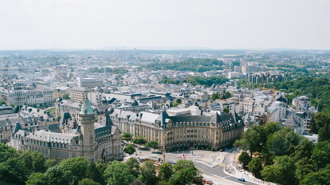 Z možem že šesto leto živi v Luksemburgu, multikulturni državi, ki je zaradi jezikov in institucij EU odlično mesto za njen poklic. FOTO: Shutterstock
