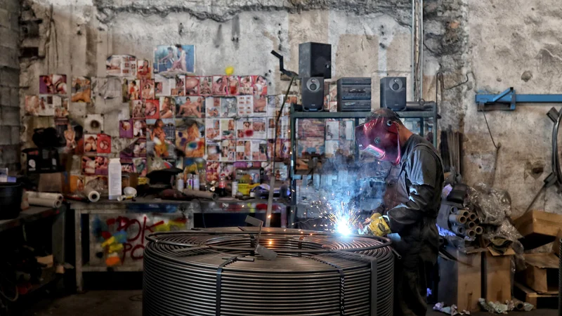 Fotografija: Visoka gospodarska rast v zadnjih dveh letih je pretežno posledica visokih državnih spodbud za odpravo posledic covida. FOTO: Blaž Samec/Delo
