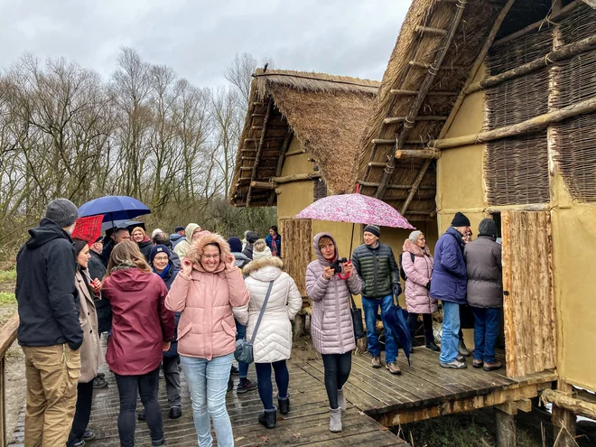 Odprtje vasi na kolih na jezeru, muzeja na prostem, smo doživeli v dežju, kljub temu je bilo vzdušje čarobno. Foto Jaroslav Jankovič
