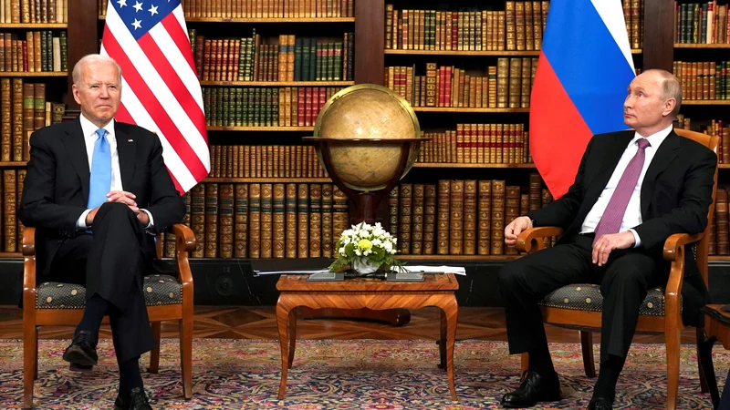 Fotografija: Kremelj je danes zavrnil pogoje, ki naj bi jih ameriški predsednik Joe Biden postavil za pogovore z ruskim predsednikom Vladimirjem Putinom. FOTO: Kevin Lamarque/Reuters