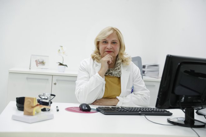Branka Geczy, dr. med., specialistka otorinolaringologije, avdiologinja in akupunkturologinja, razvija tehnike, s katerimi s pacientovim sodelovanjem zmanjša jakost tinitusa za polovico ali celo na deset odstotkov, da postane nemoteč. FOTO: Leon Vidic
