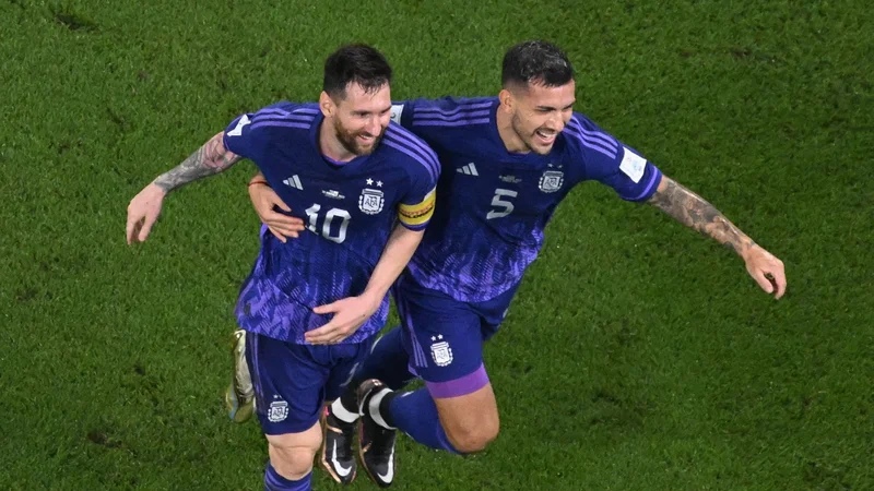 Fotografija: Lionel Messi (levo) bo potreboval več pomoči soigralcev, tudi klubskega kolega iz Pariza Leandra Paredesa. FOTO: Antonin Thuillier/AFP