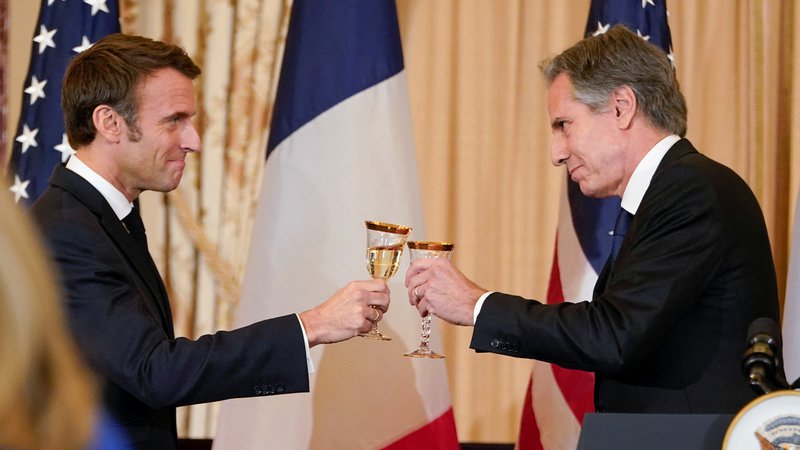 Fotografija: Francoski predsednik Emmanuel Macron in ameriški zunanji minister Antony Blinken. FOTO: Jacquelyn Martin/Reuters
