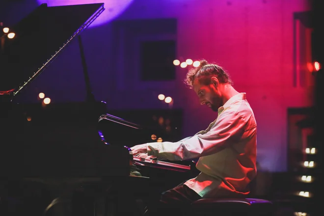 »Lahko bi uvedli licenco za tonske mojstre, tako kot jo zahtevajo pri vseh drugih poklicih, pri katerih si odgovoren za zdravje množice ljudi« predlaga pianist Rok Zalokar. FOTO: Nina Pernat, Arhiv Zavoda P.a.r.a.s.i.t.e.
