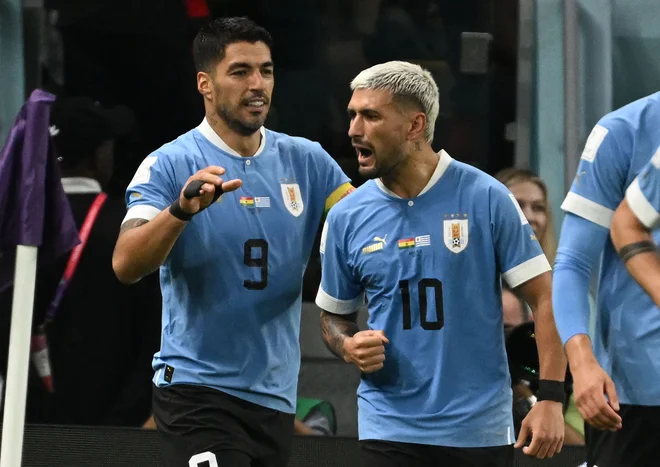 Giorgian De Arrascaeta (desno) je zabil Gani dva gola, vendar bo skupaj z Luisom Suarezom odpotoval domov pred začetkom izločilnih dvobojev na mundialu. FOTO: Pablo Porciuncula/AFP
