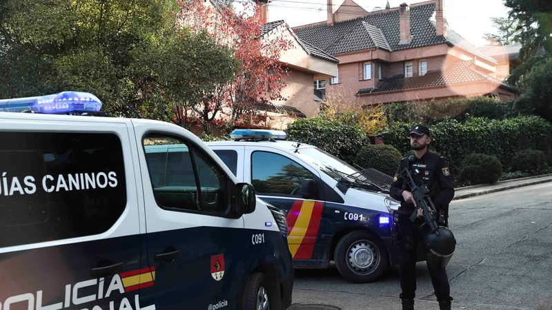 Fotografija: Policijski kordon pred ukrajinskim veleposlaništvom v Madridu, kjer so po pisemski bombi danes prejeli še okrvavljen paket, v katerem naj bi bilo živalsko oko. FOTO: Violeta Santos Moura/Reuters