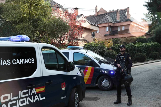 Policijski kordon pred ukrajinskim veleposlaništvom v Madridu, kjer so po pisemski bombi danes prejeli še okrvavljen paket, v katerem naj bi bilo živalsko oko. FOTO:&nbsp;Violeta Santos Moura/Reuters
