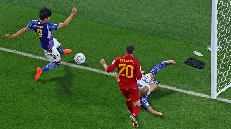 Fotografija: Sporni trenutek na tekmi med Japonsko in Španijo. FOTO: Giuseppe Cacace/AFP