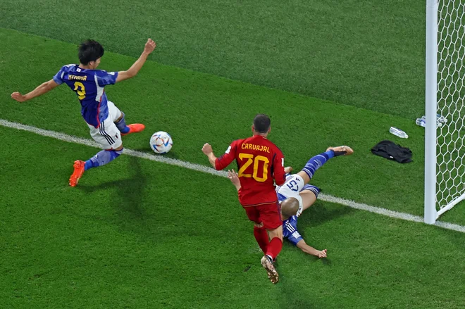 Sporni trenutek na tekmi med Japonsko in Španijo. FOTO: Giuseppe Cacace/AFP

