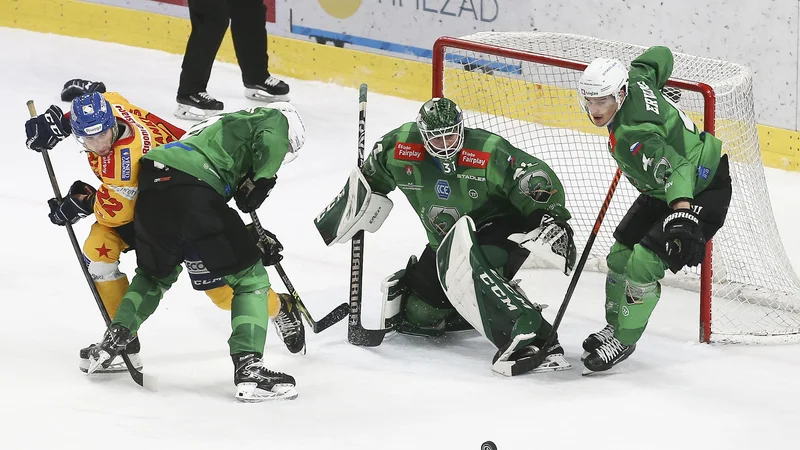 Fotografija: Olimpijini hokejisti so se Brunicu vsaj delno oddolžili za poraz z 0:7. FOTO: Jože Suhadolnik/Delo