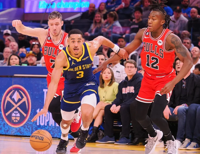 Jordan Poole beži Goranu Dragiću (v ozadju) in&nbsp;Ayu&nbsp;Dosunmuju v San Franciscu.&nbsp;FOTO: Kelley L. Cox/USA Today Sports
