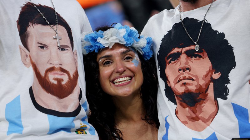 Fotografija: Argentinska navijačica pred tekmo med Argentino in Poljsko v Dohi. FOTO: Amanda Perobelli/Reuters
